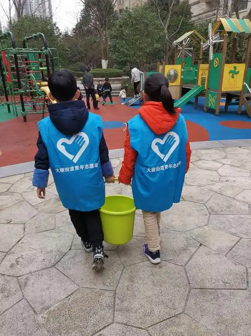 一个人的力气不够大,咱们两个人合力一起把水抬到游乐场.