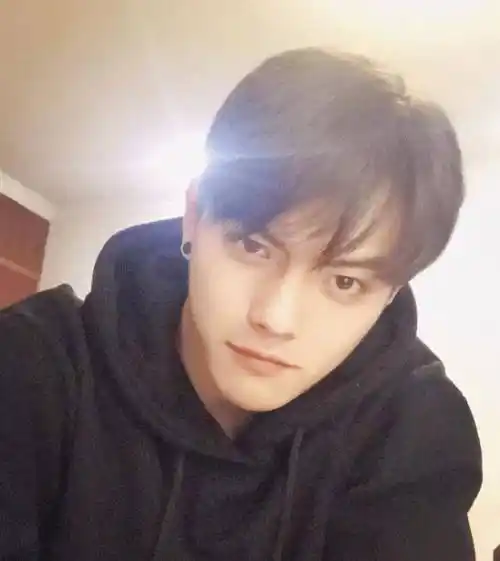 原创许凯大学旧照曝光截图放大看清五官长相有无整容很显然