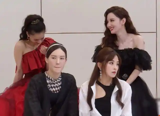 原创因为人气垫底没人选孟佳蓝盈莹玩手机其他姐姐恨不得隐身