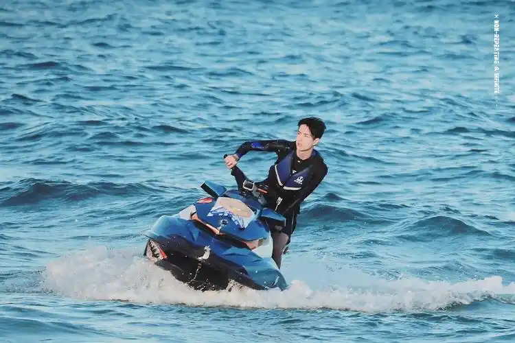 王一博 夏日冲浪店 cr:logo