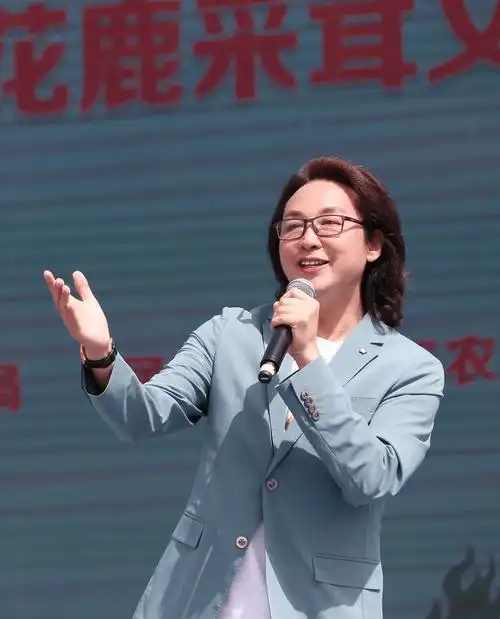 著名湖北籍原创音乐人歌手谢军倾情演唱了5首代表作,首首耳熟能详,家