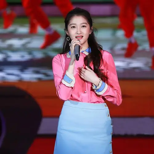 2018年关晓彤登陆三个卫视狗年春晚,粉嫩上衣搭淡蓝短裙造型清纯