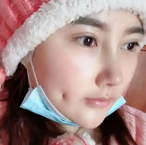 因长的位置大小不同,>酒窝还分为:长酒窝,梨涡,两腮酒窝,印第安酒窝.