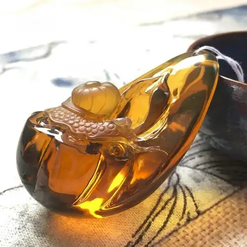 天然缅甸琥珀蜗牛吊坠