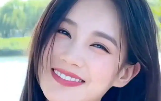 李一桐会笑的眼睛 好美