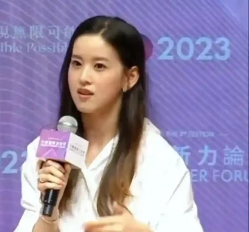 奶茶妹妹章泽天近照出人意料,她的鼻子和整体面相已经变了,眼神看起来