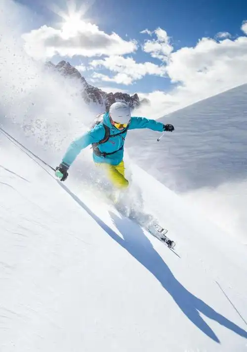 高山滑雪者滑雪下坡图片-高山滑雪者滑着雪下坡素材-高清图片-摄影