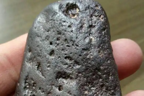 鉴定石陨石的真假,主要看三个方面,分别是磁性,比重与球粒.