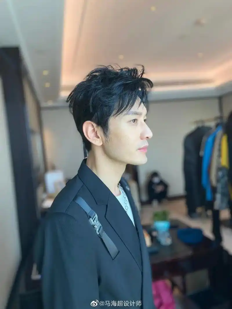 明星都是胖着玩玩,黄晓明瘦了20多斤,王俊凯侧脸更加立体清晰