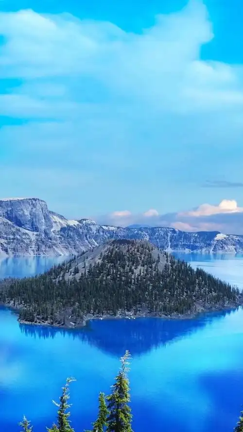 大自然中的优美峻峭山脉风光