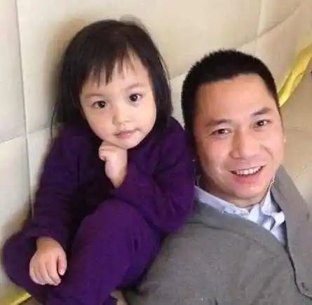 赵薇老公黄有龙变身马云"头号小跟班",网友:这大腿抱的可真牢