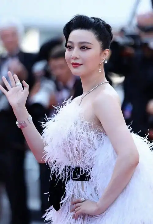 范冰冰戛纳最新生图曝光,皮肤差脸部肿胀,网友直呼医美过度_腾讯新闻