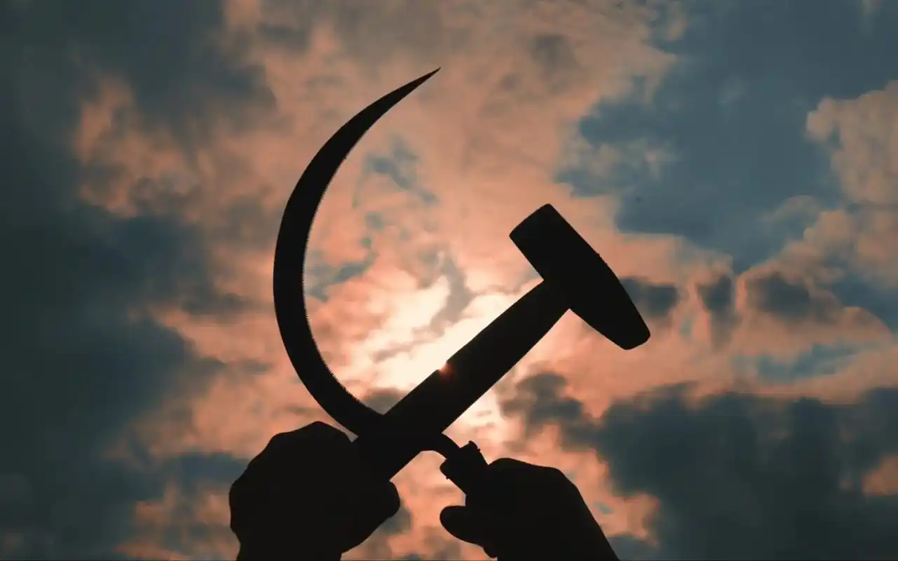 镰刀和锤子代表了农民和工人阶级,亦代表了社会主义,更是保卫国 - 抖