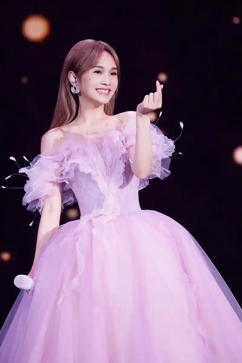 可爱教主@杨丞琳 身着iridxscent 星质代理品牌ve - 抖音