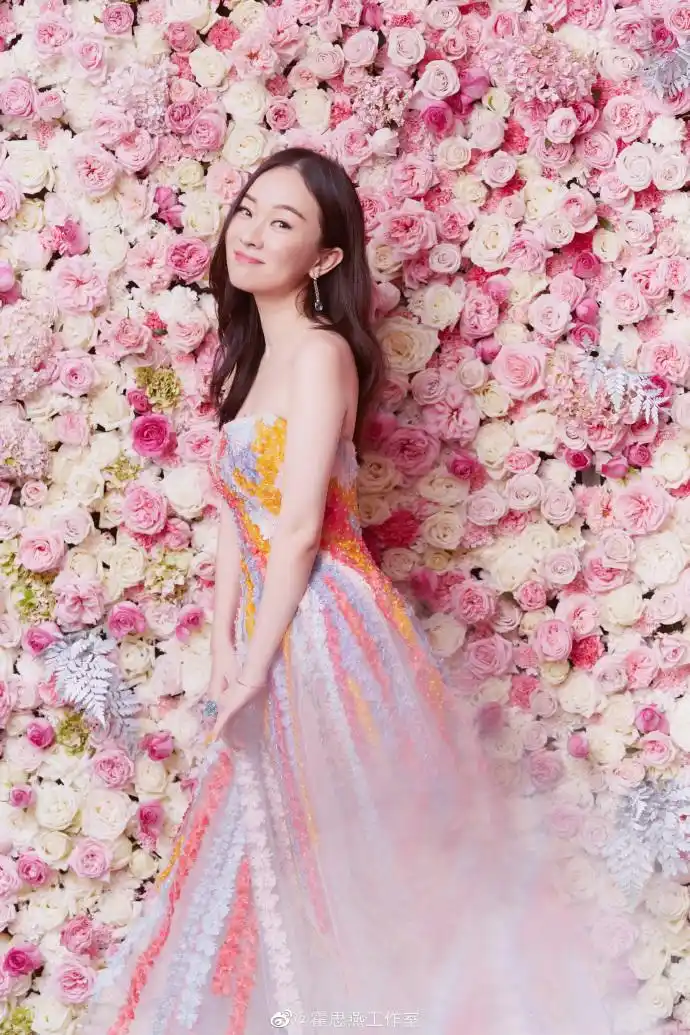 霍思燕	出席	#精品风格盛典#	,获得youture最具品牌影响力艺人奖.