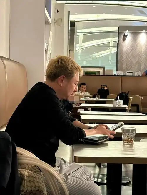 46岁陈键锋近照"吓人",满脸肉变发福油腻男,中年患遗传病