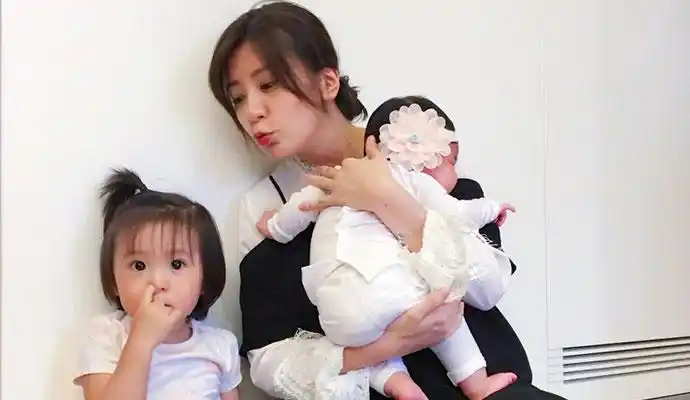 变脸 咘咘大名修允菲曝光节目曝其缺点网友称赞 43岁贾静雯宣布生四胎