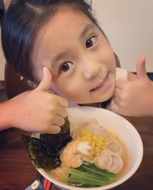 贾静雯晒咘咘波妞萌照,宣传自创品牌拉面,曾被卫生局开千元罚单