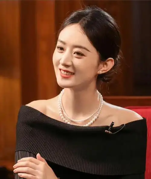 近日,一组赵丽颖接受采访的侧拍照曝光,让人惊艳不已.