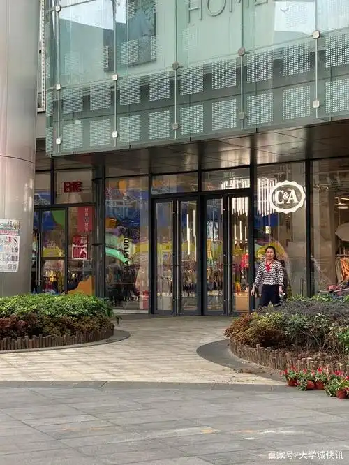 南京商场没开业,门口广场已经很多人在等待