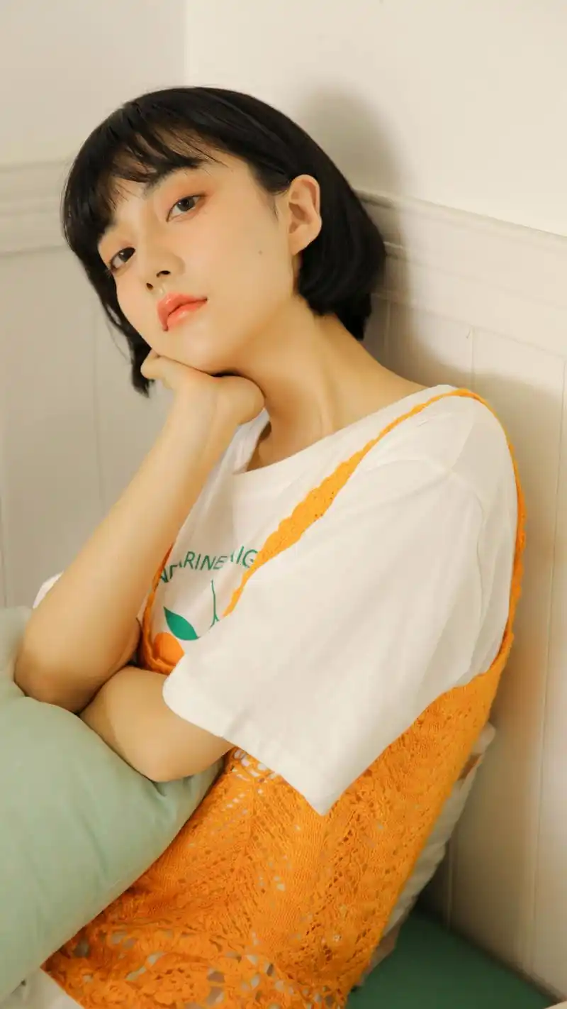 日系短发美女手机壁纸_小清新居家美女手机壁纸_三千图片网