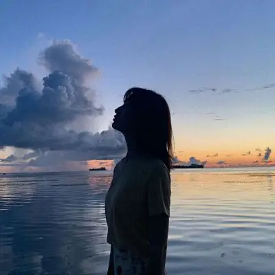 微信头像女背影唯美 侧面好看的伤感头像女 - 微信头像 - 潮人个性网