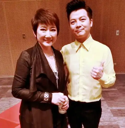 孤独成方圆含泪托起父亲晚年