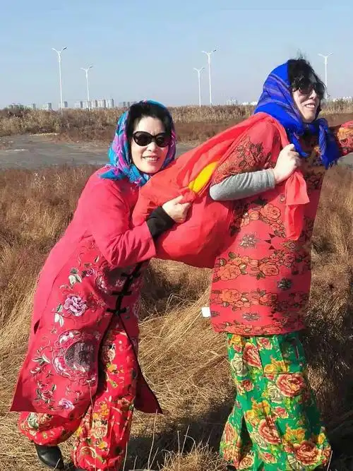 一群东北小娘们回娘家,一路欢歌笑话,发生了一些有趣事