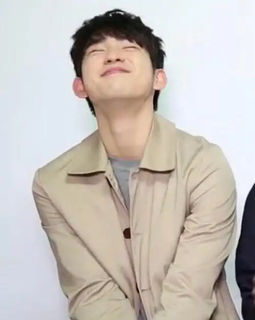 哪些男明星睁大眼睛很可爱笑起来却满脸褶子? - 知乎