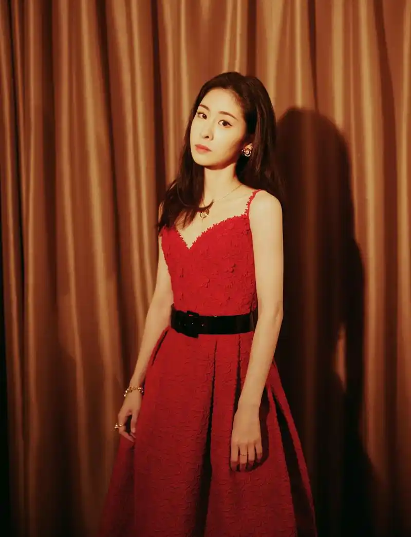 boss张碧晨玫瑰红裙翩然舞动,钻石从金色回旋世界中点缀璀璨抬眉凝视