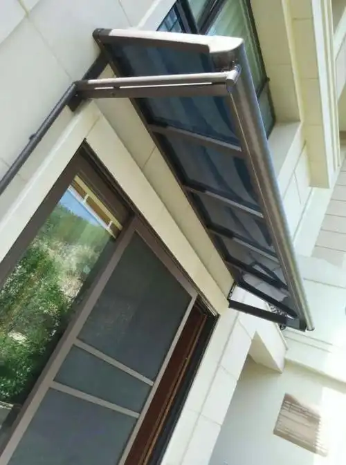 入户门雨棚这样装,整个雨棚从室内门口一直延伸到院子的门口,整个院子