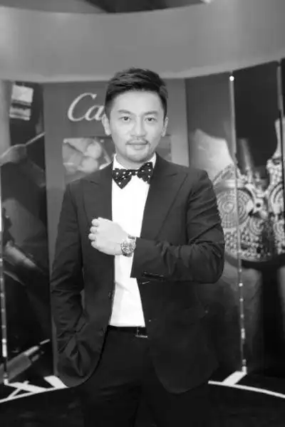 黑白相间礼服搭配小领结,再蓄上了点小胡子,这个苏有朋有点man!