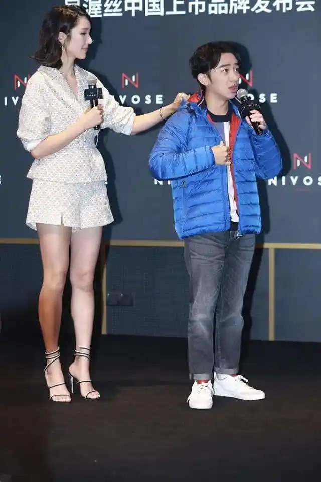 王祖蓝携妻子现身两人身高差一个头李亚男穿西装套装气质好