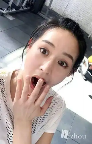 张钧甯的手属于手指甲比较短,手指也比较粗类型的.