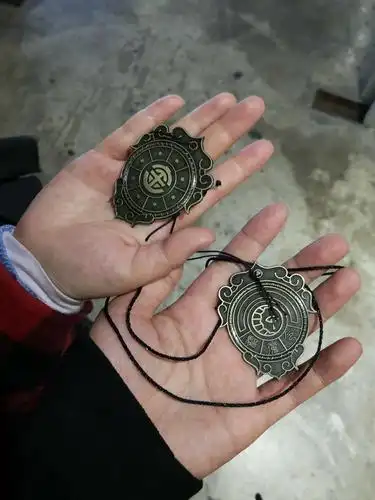 一起去长藤鬼校玩,怂的两个人分别买了一个驱魔令