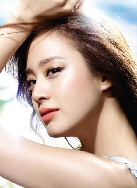 金泰希变身华丽的"夏日女人"(图)