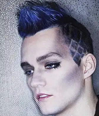 男生刀疤头发型四:这是一款朋克版的花轮头,夸张的造型设计,且再在