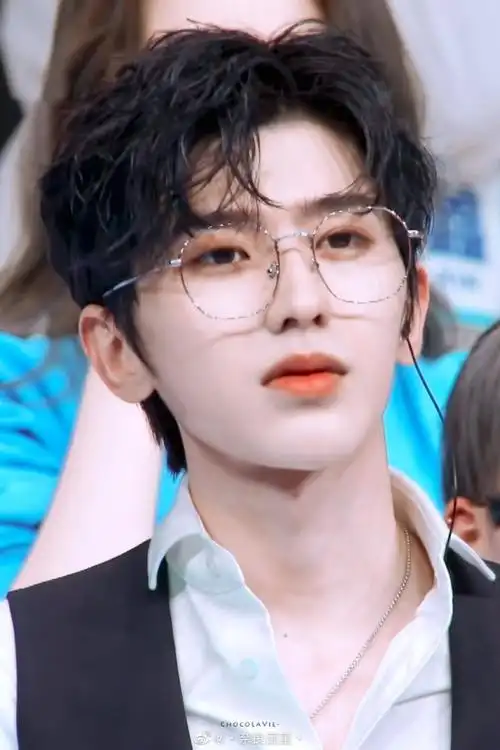 蔡徐坤需要纸巾吗. 他已站起来把纸