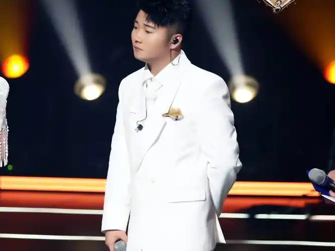 原创白小白参加天赐的声音首次公布已婚直言欠老婆一个婚礼