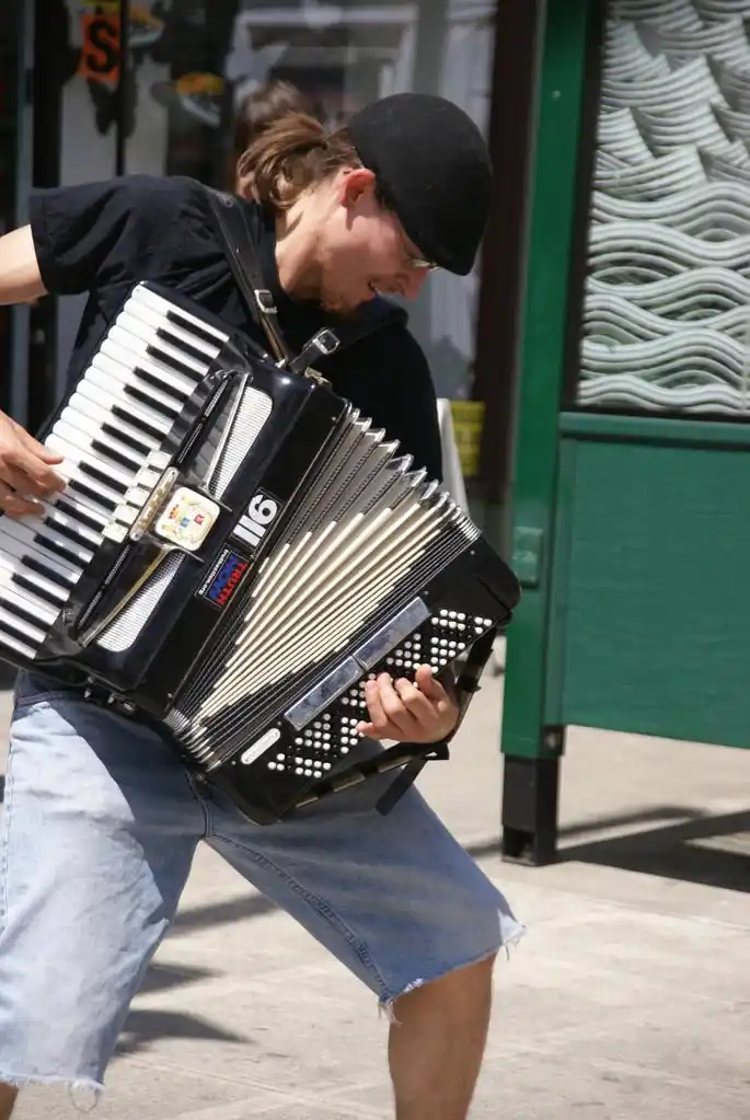 街头音乐家演奏手风琴