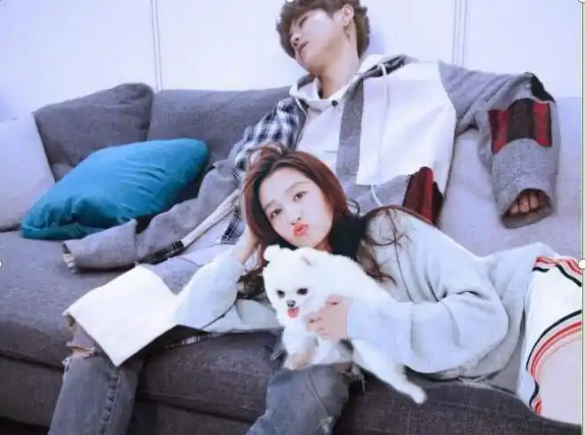 关晓彤探班鹿晗被拍感情这么稳定是要结婚的节奏