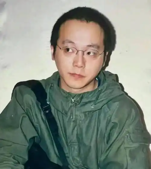 发福头发秃顶,变化大到无人识,在灵隐寺瞎溜达_王菲_窦靖童_模样