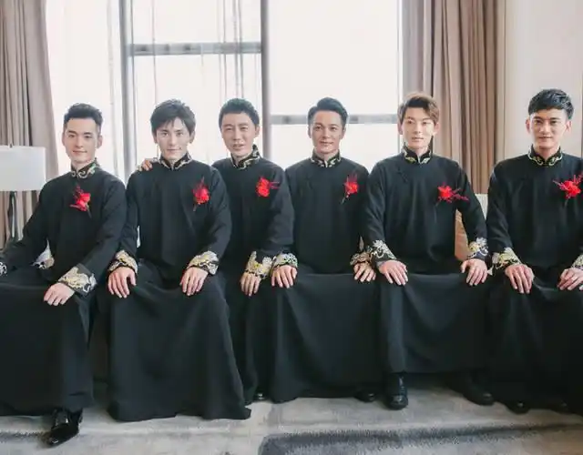 看着陈晓闭目思考答案,伴郎们个个紧张不已,一听到要受惩罚,为了好