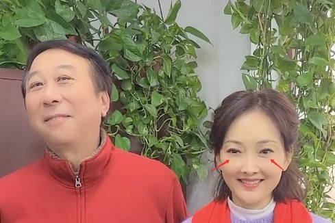 47岁牛莉与冯巩罕同框,眼皮松垮法令纹突出,被网友喊话齐上春晚