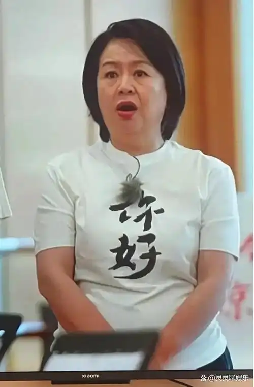 小时候放学后,坐在电视前吃着饭,看着《大风车》,跟着主持人姐姐一起