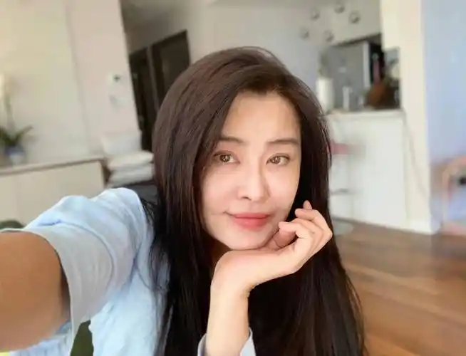 戴眼镜双眼皮明显,面容黯淡眼神沧桑_生活_照片_网友