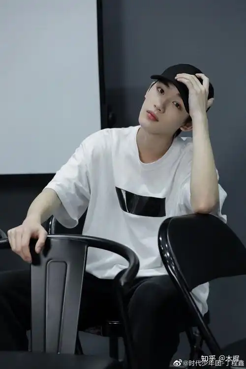 谁有丁程鑫戴帽子很英气很帅的图片