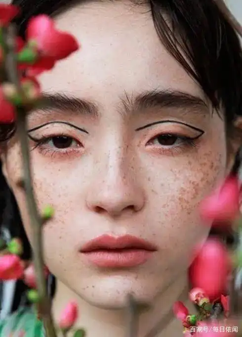 雀斑脸成为杂志封面宠儿,时装周走秀,这个女孩凭什么?