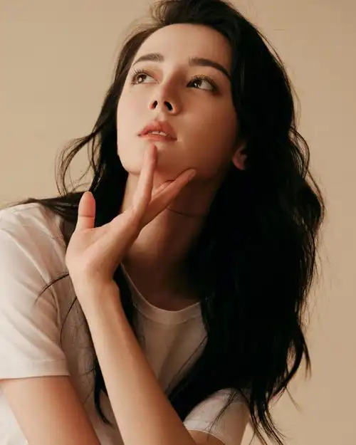 #迪丽热巴藏蓝色风衣造型##迪丽热巴卷发慵懒氛围感随拍#