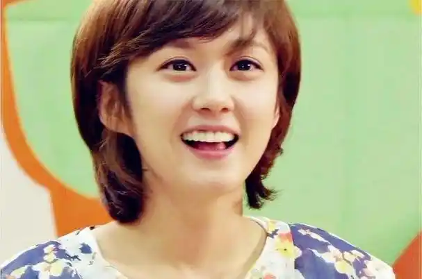 43岁张娜拉近照曝光,素颜依旧美丽,现状引发网友热议!